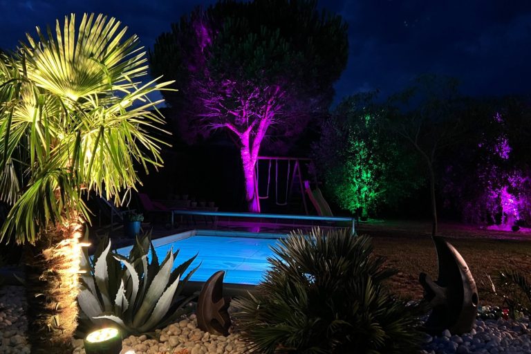 Location projecteur RGBWUV Location projecteur LED multicolor.Sur 04 et 05, matériel professionnel français . Événementiel . Sur digne les bains, gap, seyne, sisteron