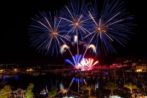 Concept spectacle production. CSP. Feu d'artifice. SEcteur digne les bains, gap, sisteron, seyne. 04, 05, 13, 83, 84